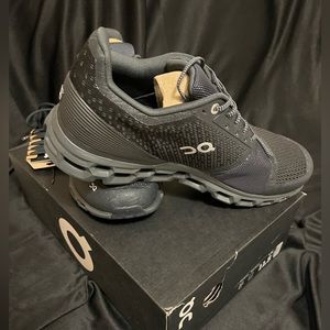 Cloudstratus. Black/Shadow